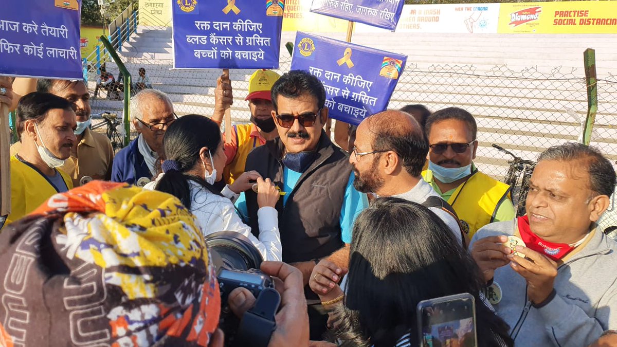 iShankarLalwani's tweet photo. कोरोना को हराने के लिए फिट रहना बेहद जरुरी है और दौड़ने से बेहतर फिट रहने का तरीका क्या हो सकता है।
आज इंदौर मैराथन में भाग लिया और शहर को स्वच्छ रखने के साथ-साथ महिलाओं के लिए सुरक्षित बनाने की भी पहल की।
#RunIndoreRun #IndoreMarathon #Indore #Marathon
1/2 https://t.co/YrqvbHked8