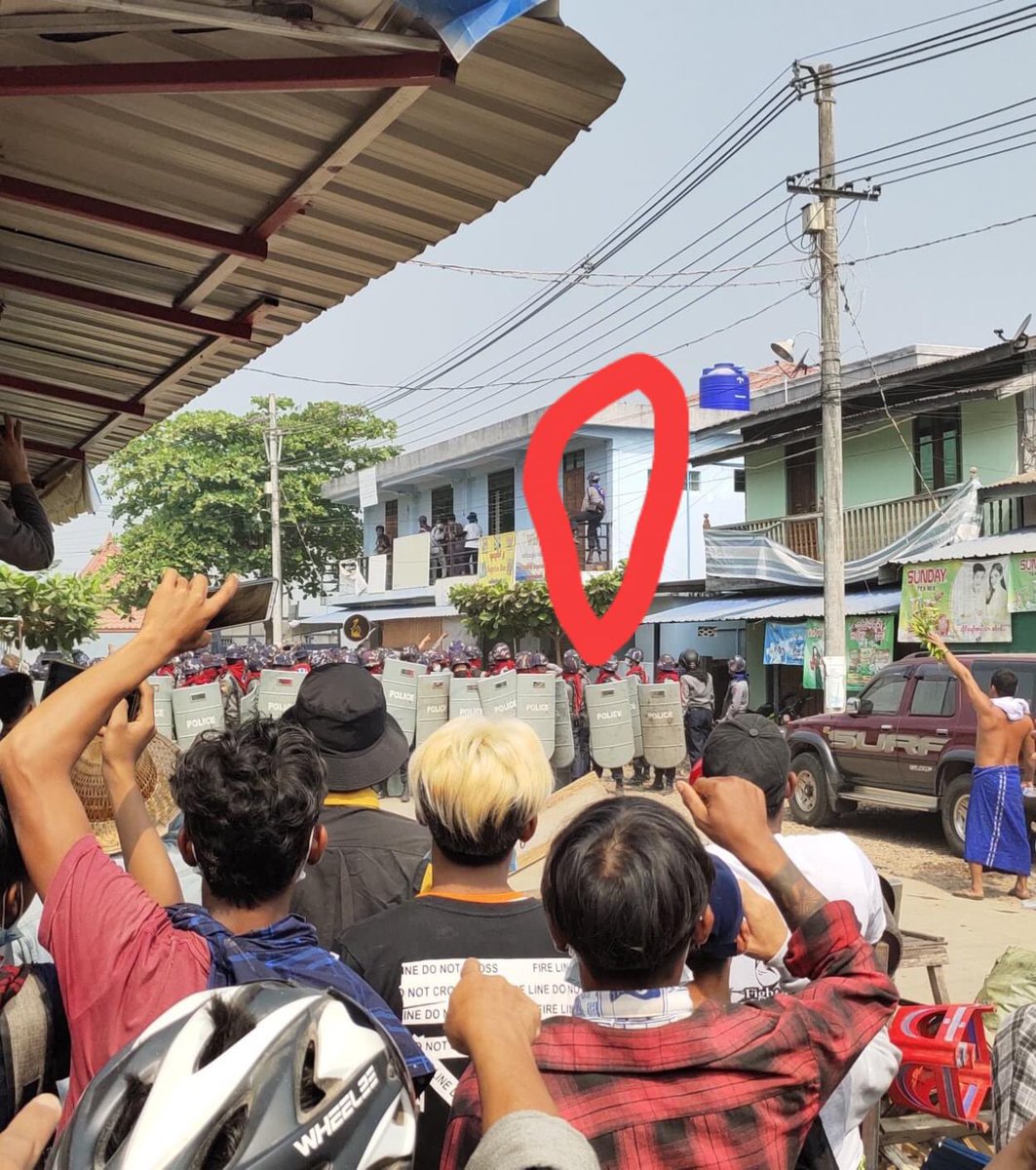 Police in riot gear storm a house in Hpa-an, Karen State
#MilkTeaAlliance 
#WhatsHappeninglnMyanmar 
#Feb28Coup