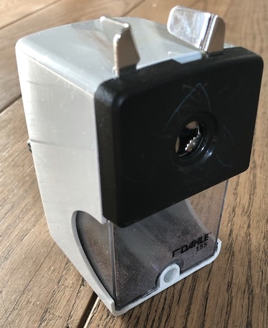 via <a href="/notizbuchblog/">Christian Mähler</a> - Dahle 155 – Manuelle Spitzmaschine ift.tt/3sAhtRe