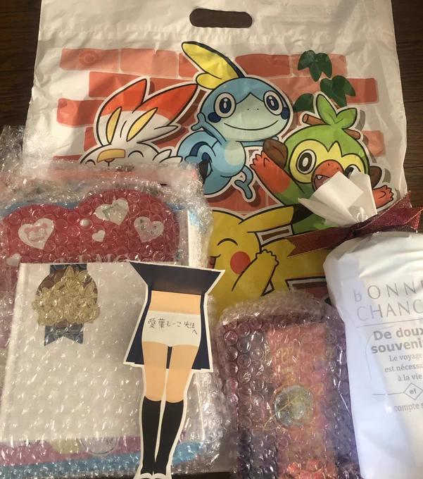 花ゆめ編集部経緯でファンレターとプレゼント受け取りました〜🙇‍♂️🙇‍♂️
開封したら私の大好きなヒバニーちゃんがいて「え?!??」って大声で叫びました笑
1番驚いたのが1冊の本にイラストや感想を書いていただけたのが凄すぎて感動しました😭嬉しすぎます…
そしてキャラへの本命チョコも凄い✨感謝🍾 
