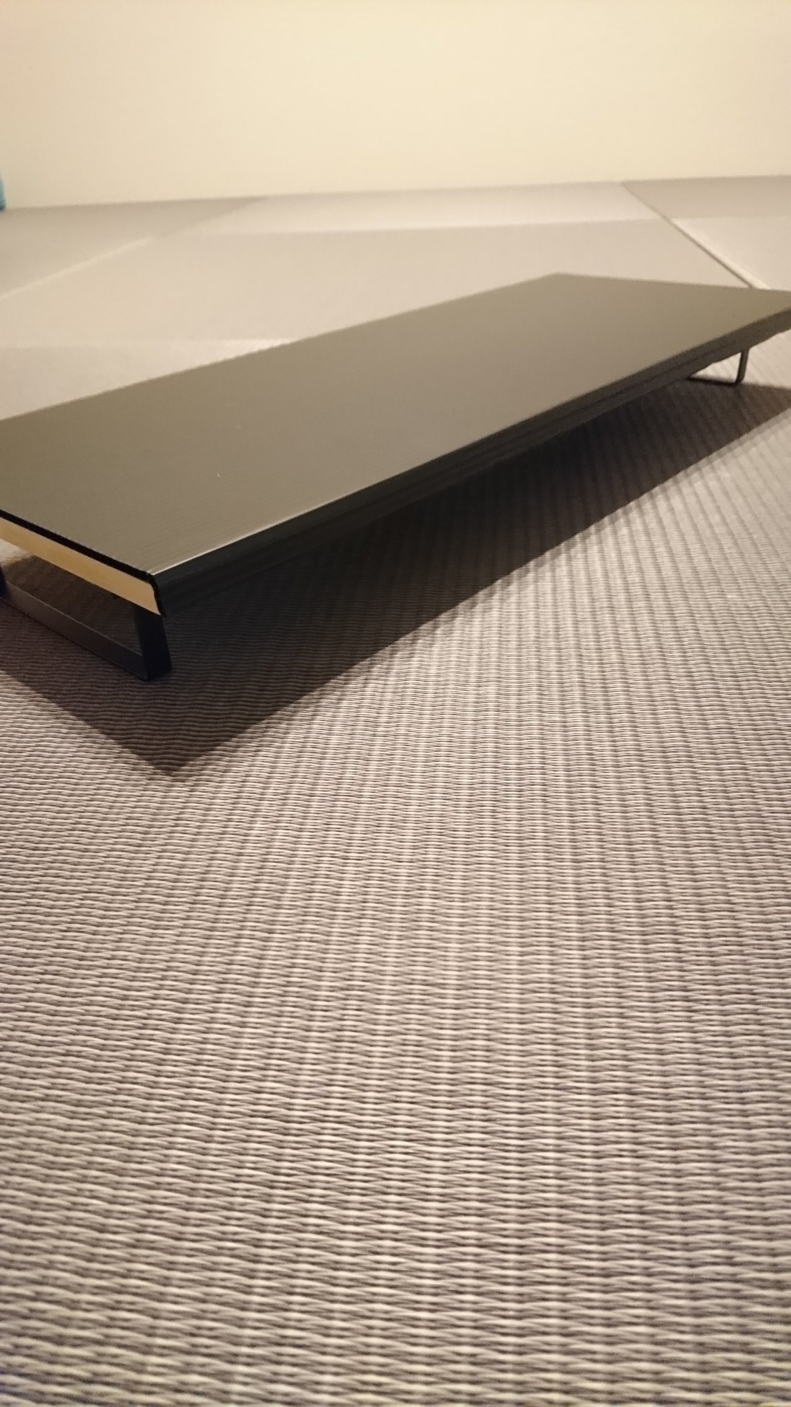 Niko ᐛ パァ 100均でモニター台を作ってみた 下にキーボードをすっぽり収納 コルクボード50 19 プラダン アイアンバー ２ 全部セリアで購入 カッターでプラダンを切って木工用ボンドで接着するだけ 100均でモニター台 セリア アイアンバー 省スペース