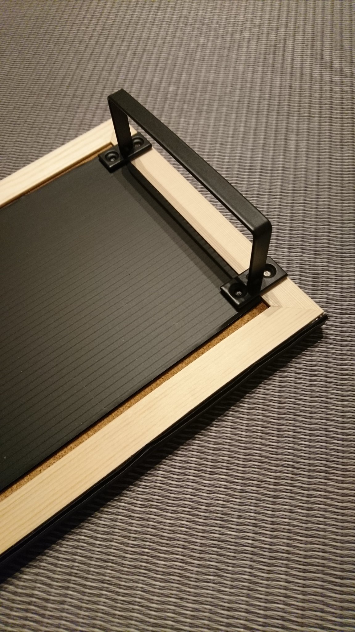 Niko ᐛ パァ 100均でモニター台を作ってみた 下にキーボードをすっぽり収納 コルクボード50 19 プラダン アイアンバー ２ 全部セリアで購入 カッターでプラダンを切って木工用ボンドで接着するだけ 100均でモニター台 セリア アイアンバー 省スペース