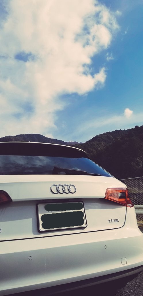 mb13579bm's tweet photo. BOLT乗るには寒そうやったから実家行って洗車してたらバイクが何台も気持ちよさそうに走っててちょっと後悔したけど久しぶりにきれいになってよかった
サイドのラインとお尻が好き

#audi
#a3sb
#洗車
#山
#ドライブ
#ツーリング https://t.co/MLKYOtZ1L1