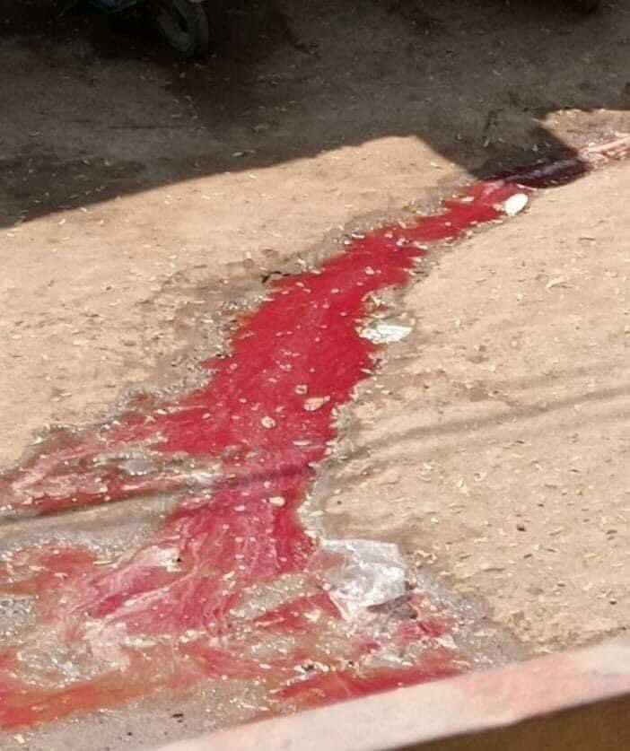Pencilo4's tweet photo. Polices are trying to cover the blood with sand in Myike, Myanmar

TW// Blood Wound
SPRING REVOLUTION

#MilkTeaAllianceMyanmar
#WhatsHappeningInMyanmar
#Feb28Coup https://t.co/jpQ4rWiQ78