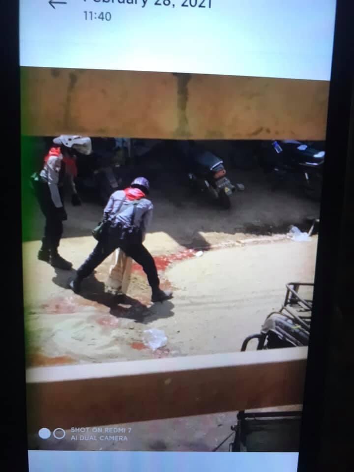 Pencilo4's tweet photo. Polices are trying to cover the blood with sand in Myike, Myanmar

TW// Blood Wound
SPRING REVOLUTION

#MilkTeaAllianceMyanmar
#WhatsHappeningInMyanmar
#Feb28Coup https://t.co/jpQ4rWiQ78