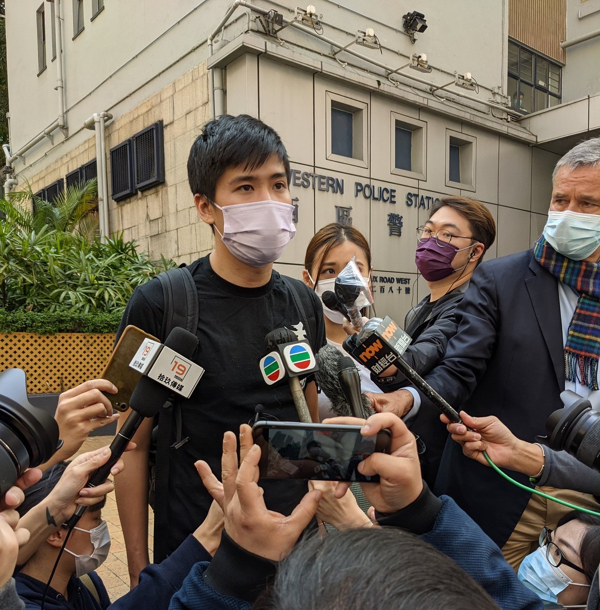 phoebe_kongwy's tweet photo. "It was a decision we HongKongers made collectively 2 yrs ago that led us to today's situation. There's no path of return in history. I hope everyone will hang in &amp; walk forward... It's not the end of #HongKong's democracy." @LesterShum's words to HK be4 entering police station. https://t.co/HAfYiYTX66
