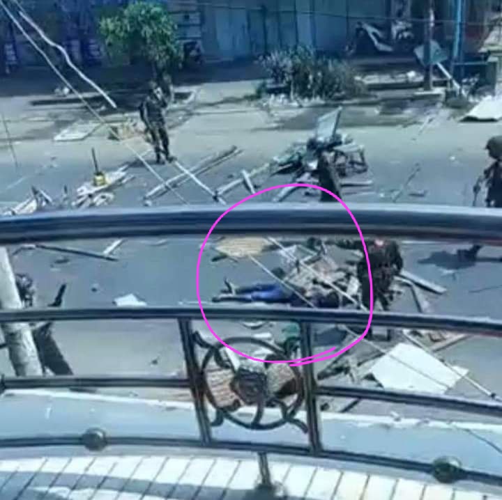 KiddoKham's tweet image. How could they did that brutal act?
They're INSANE!!!!
Look how they're hiding a woman's dead body.
SPRING REVOLUTION

#MilkTeaAlliance
#WhatsHappeningInMyanmar
#Feb28Coup
