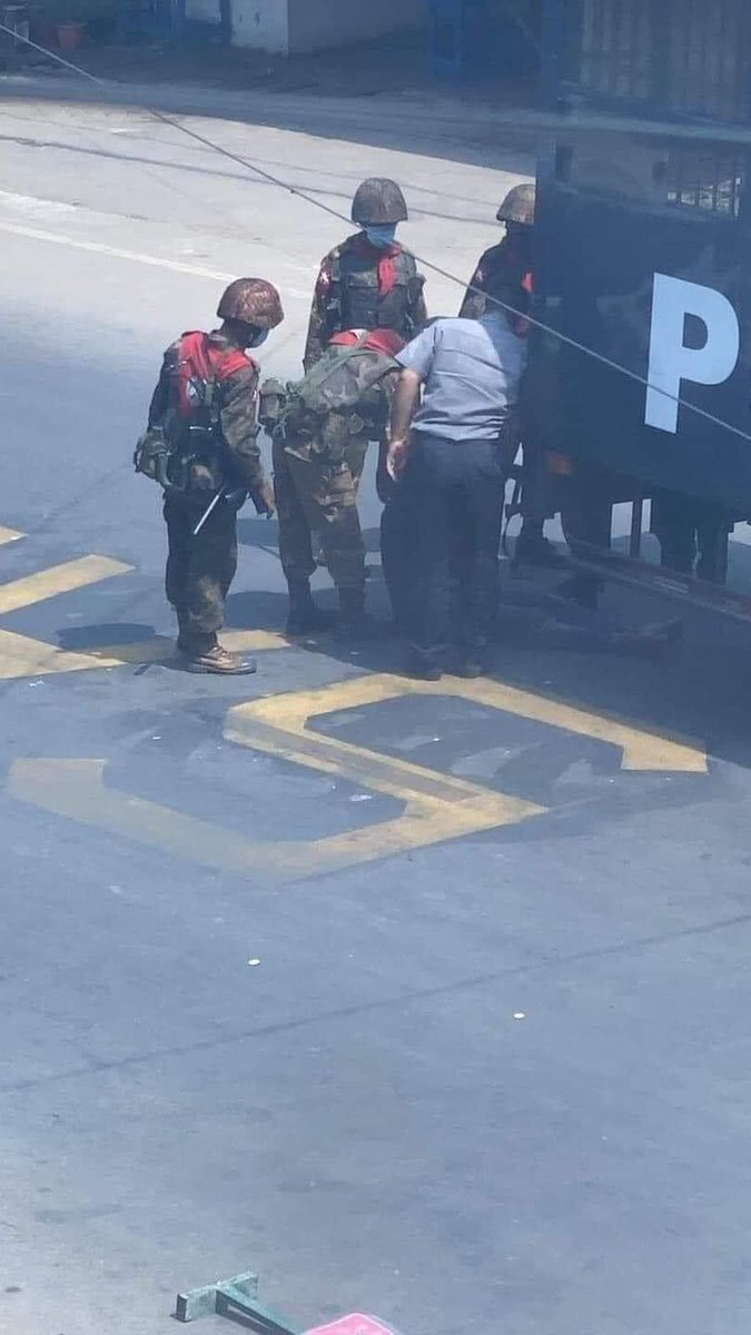 KiddoKham's tweet image. How could they did that brutal act?
They're INSANE!!!!
Look how they're hiding a woman's dead body.
SPRING REVOLUTION

#MilkTeaAlliance
#WhatsHappeningInMyanmar
#Feb28Coup