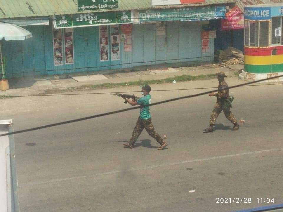 KiddoKham's tweet image. How could they did that brutal act?
They're INSANE!!!!
Look how they're hiding a woman's dead body.
SPRING REVOLUTION

#MilkTeaAlliance
#WhatsHappeningInMyanmar
#Feb28Coup