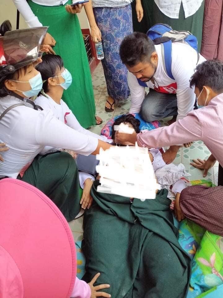 A schoolteacher was hit by a rubber bullet and died on the spot because of heart attack. #WhatsHappeningInMyanmar  #AgainstMyanmarMilitaryCoup #HearTheVoiceOfMyammar #MilkTeaAlliance #Myanmar #Feb28Coup