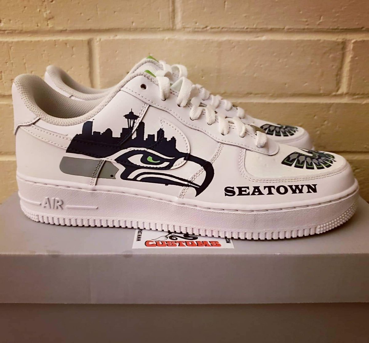 DSane206's tweet photo. Babe got me some custom Seahawks/Seatown Air Force 1s. She's pretty much the best girlfriend ever. #LoveHer ๐๐๐๐ #Seahawks #SeatfleSeahawks #Seatown #AirForce1 #AirForce1Custom #NikeAirForce1 #NikeAirForce #DragonCustoms #GoHawks #12thman #12s #WeAre12 #Seattle https://t.co/35fMyL3CjK