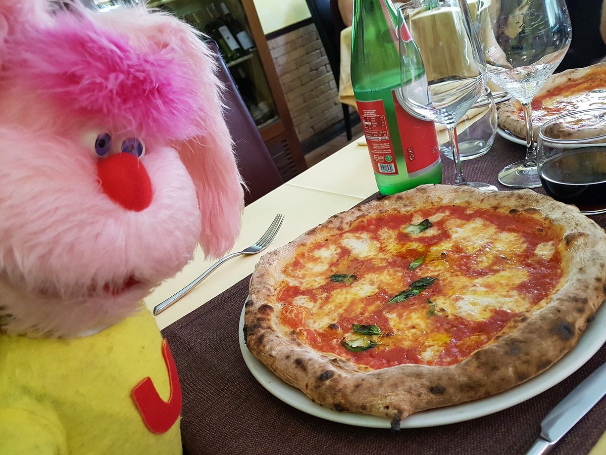 uanbimbumbam012's tweet photo. Mmm mi pappo la #pizza #margherita #domenica #pupazzo #pupazzi #storiatv #uan #uanbimbumbam #pupazzistory @PupazziStory #italy #italianfood #food #wnapoli #napoli #ovesuvio #vesuvio #italia https://t.co/5WYOlAlEX2