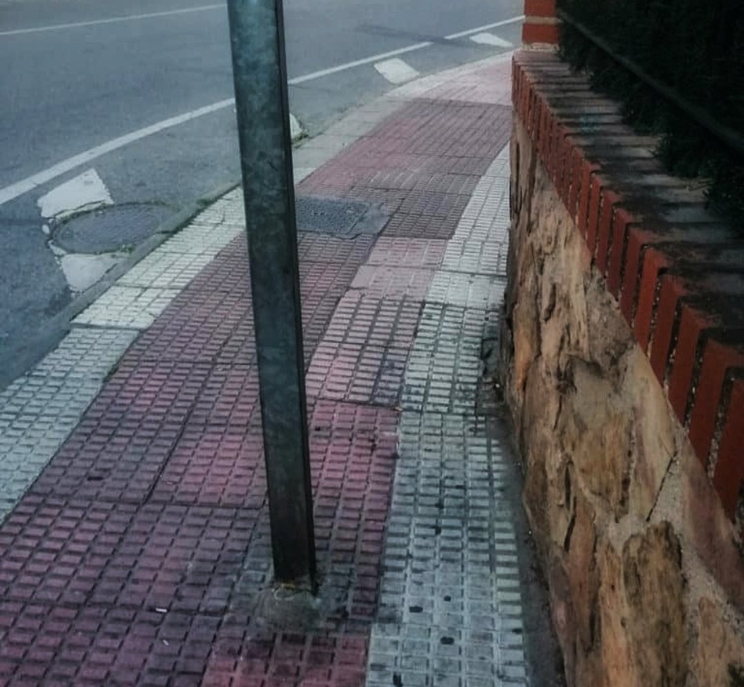 Un paso más hacia la exclusión. Aceras estrechas con obstáculos #sharediversitas #diversidaduoc1