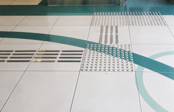 Un paso más hacia la inclusión. Baldosas podotáctiles, para personas con limitaciones visuales. #sharediversitas #diversidaduoc1