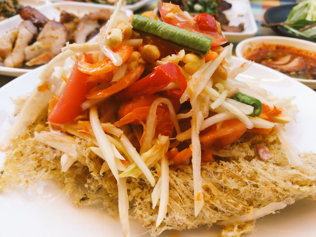 Size_L_1's tweet photo. ส้มตำ5แยก อยู่วงเวียน22กรกฎา ร้านเก่าคือส้มตำ5แยกพลับพลาไชยย้ายที่ใหม่แต่อร่อยเหมือนเดิม ชอบส้มตำปลาดุกฟู คอหมูย่าง เนื้อย่าง หมักรากผักชีกระเทียมพริกไทยหอมฟุ้ง รสชาติหวานเค็ม ลาบ ยำรสจัดจ้าน มีไข่ปลาหมึกทอดด้วย น้ำจิ้มแซบมาก คิดถึงแล้วน้ำลายสอ @Kin24hrs #อร่อยไปแดก #อร่อยบอกต่อ https://t.co/KVGYuIZ8Wg