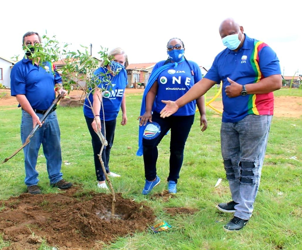 CapricornFMNews's tweet photo. The Democratic Alliance in Mpumalanga has launched a #TreeCampaign in Middleburg on Saturday in a bid to fight climate change. DR
📷Supplied https://t.co/sSFg4J2mZF
