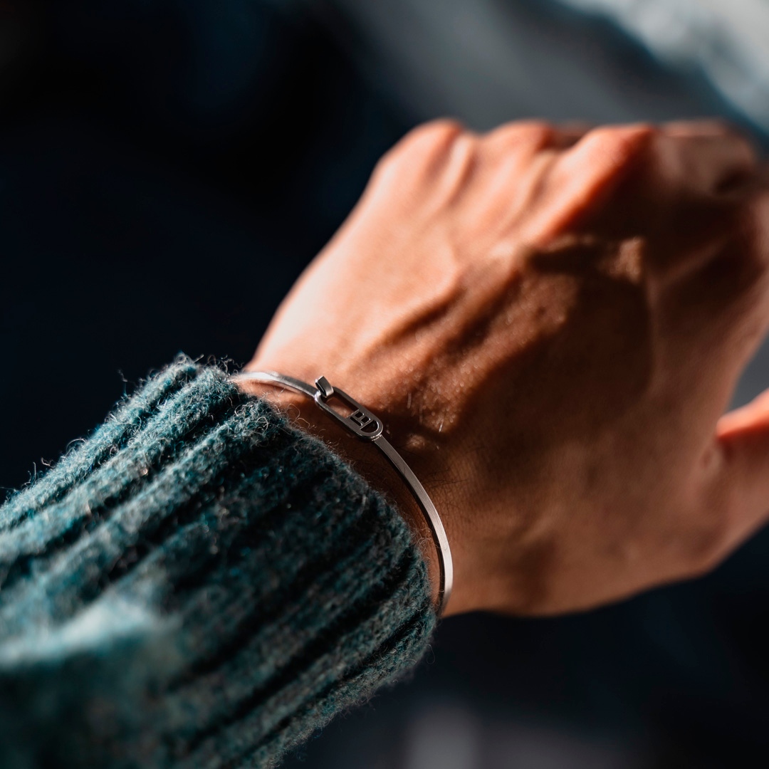 The classic T-bangle is to be worn by anyone, @gurjsohanpal styles simplicity with his brushed silver finish.⁠
⁠
Also designed in hammered and polished finishes, sterling silver, black rhodium and rose gold. ⁠
bit.ly/TBangle