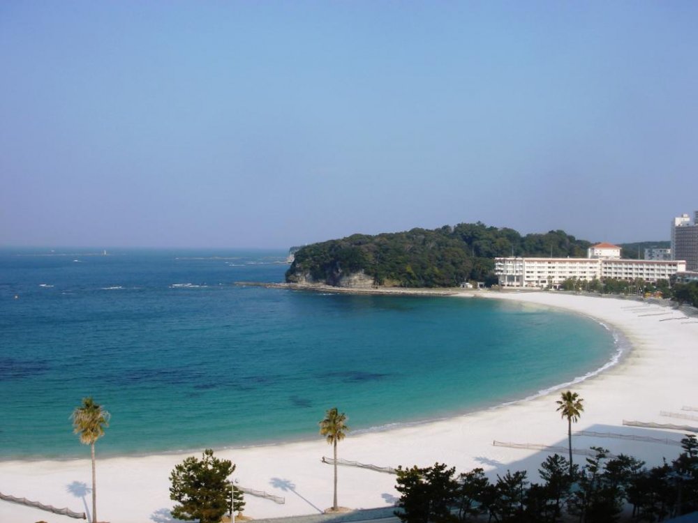 JapanTravel's tweet photo. For today's #47prefectureproject we're still in #Wakayama, although it may look like we've hopped over to Hawaii! Shirahama Beach is a popular destination for those seeking some sun, sand, and surf, and hotels line the waterfront. ⛱
Read more: https://t.co/wM7rxTpKHI https://t.co/kqP1BRvx3D