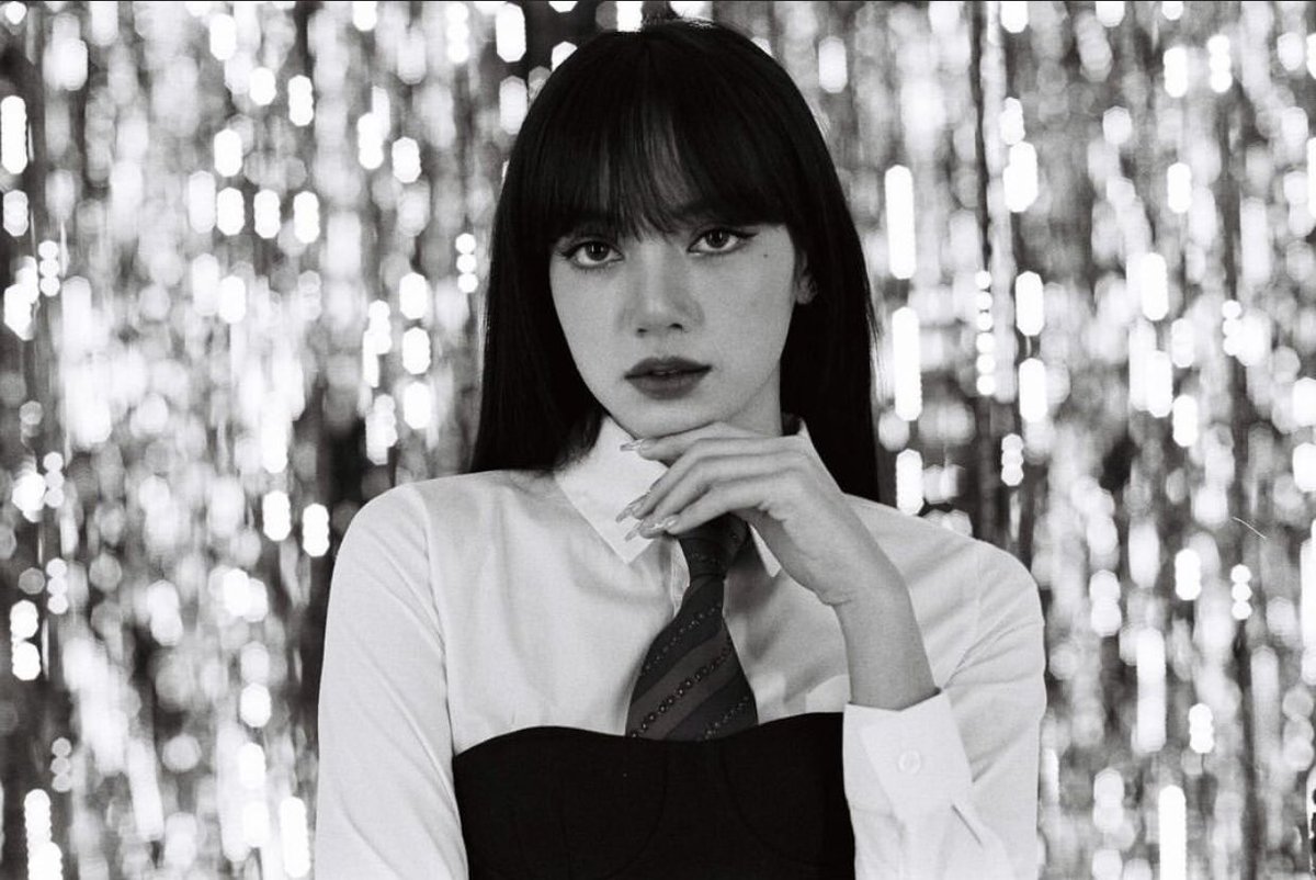 ForLisaOnly2's tweet image. Good evening! 🥰 Here’s our queen, serving that badass boss bitch look! 🖤💖