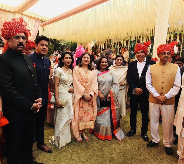 NayakRagini's tweet photo. ये मैं हूँ
ये @rssurjewala जी के बेटे अर्जुन की शादी का कार्यक्रम है
और 
ये हम सब प्रवक्ताओं की #PawriHoRahiHai https://t.co/VYUwCN4Hxn