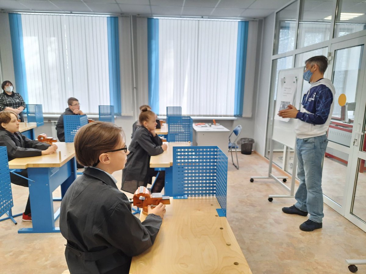 В #ЛицейвЛесном официально открылось новое образовательное пространство. Межпредметное сетевое погружение, работа в лингофонном классе, знакомство с ЧПУ-станком, 3D-моделирование и робототехника - одновременно. Всё это - благодаря  #ШколаРосатома и заботе любимого города!