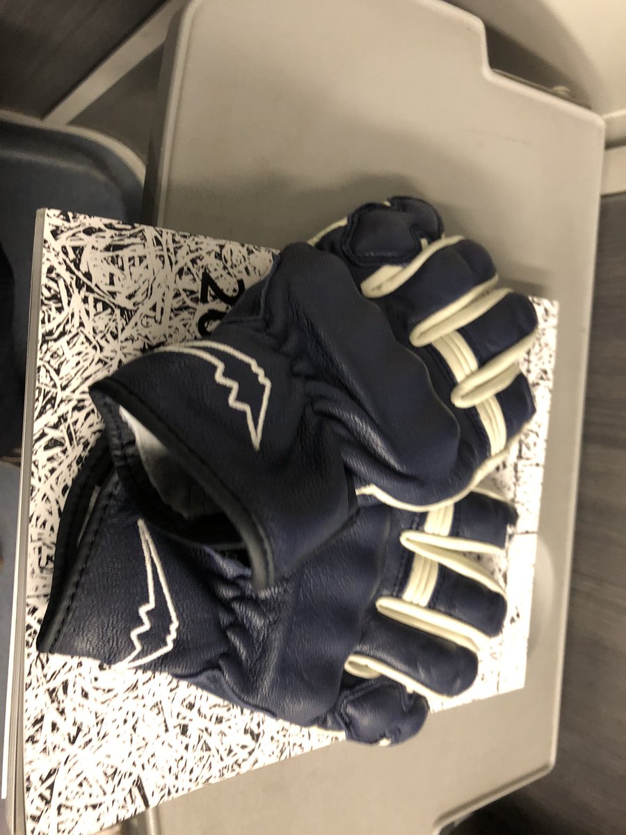 荻野雄季 クシタニ レイヴングローブ購入 レイヴンウィンターグローブ 良かったから春用に ネイビーなのは僕のバイク ヤマハだからねw