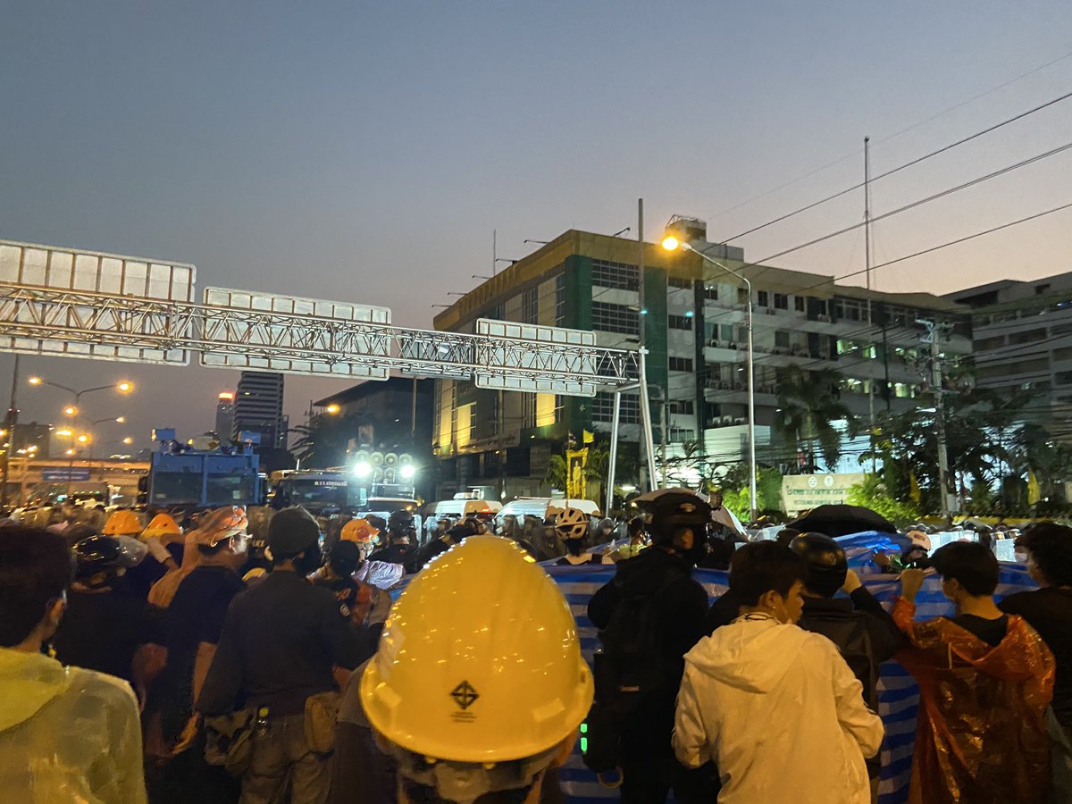 18.46 มีเสียงปังดังขึ้นอีกครั้ง หน้าโรงพยาบาลทหารผ่านศึก มวลชนค่อย ๆ เคลื่อนตัวไปข้างหน้า ใกล้รถน้ำเข้าไปอีก #ม็อบ28กุมภา