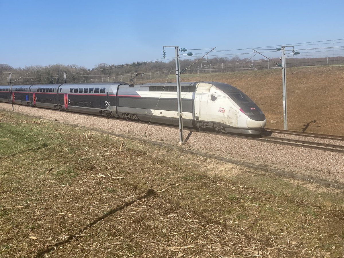 BONNIN1402's tweet photo. Bonne grimpette au #pK97, bientôt le PRS Vaumort pour ce @ouigo N7842 en UM origine #Marseille pour @lillefrance et ce @TGVINOUI en provenance de @VilledeGrenoble rame 819
Les talus viennent d’être broyés! https://t.co/gpkprbjsgY