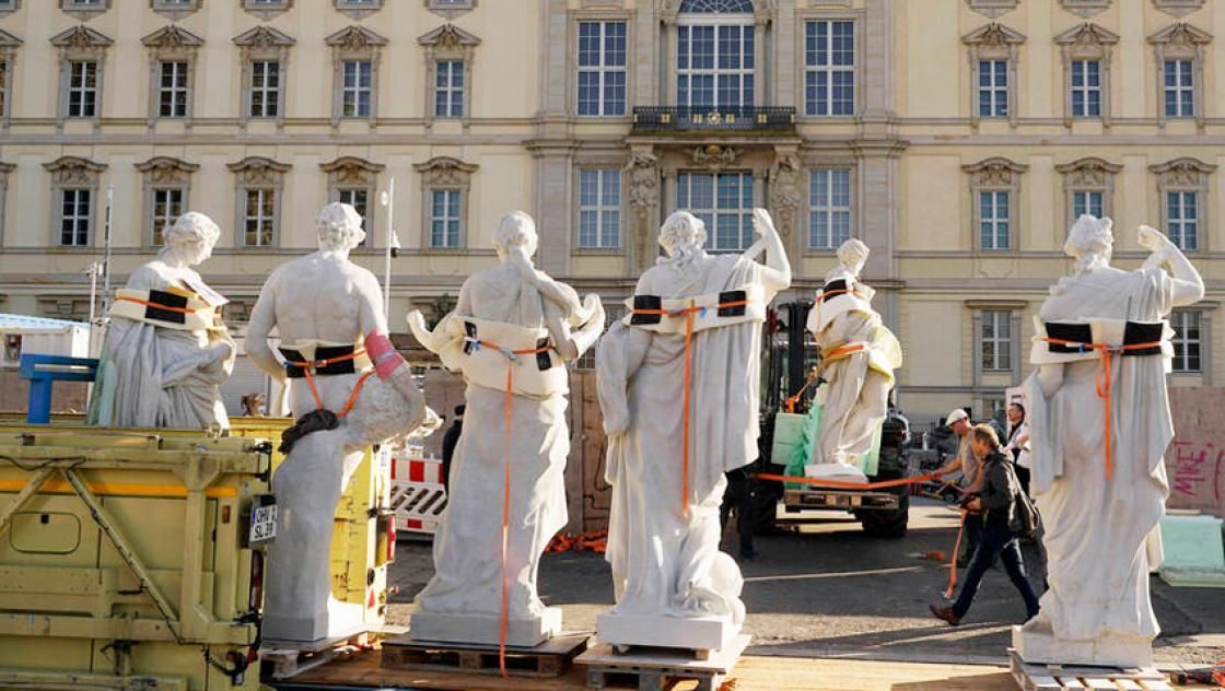 blaetter's tweet photo. Die Debatte um den Wiederaufbau des Hohenzollernschlosses in Berlin hält an. Zu Recht, wie Marlene Militz schreibt: Denn Geschichte lasse sich nun einmal nicht rückgängig machen – erst recht nicht mit Hilfe barocker Schlossfassaden.

https://t.co/xjOUji0pVq https://t.co/SVxhb6Q7nC