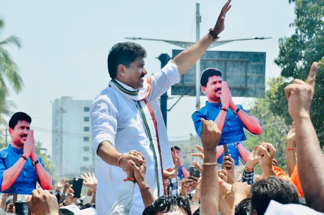 If You Support This Trend Than Retweet And Comment ...

जोहार और आदिवासित्व का पॉवर दिखाना होगा भाइयो
वरना ऐसे ही ये लोग आवाज उठाने वालों को मारते रह्नेगे

#JusticeForMohanDelkar