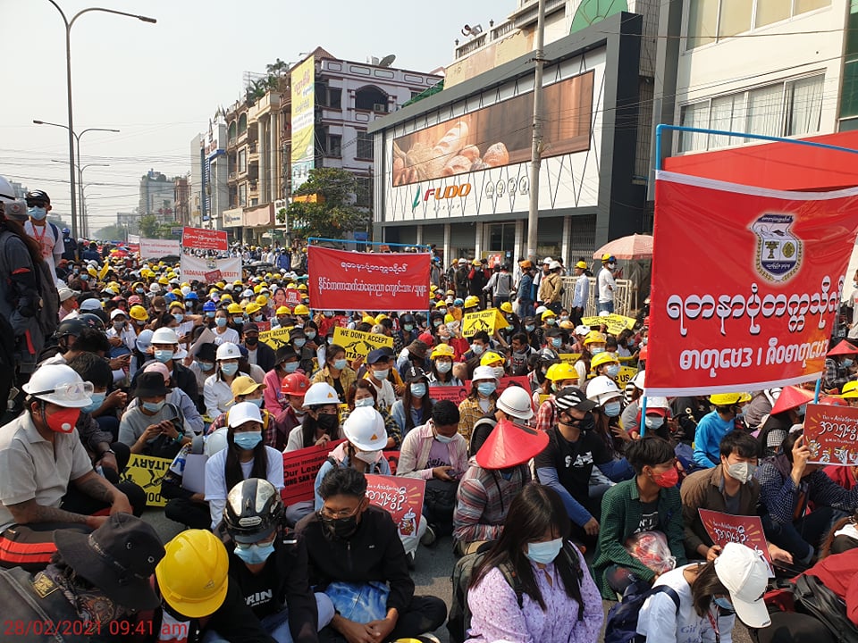 Pictures here from Mandalay, where Myanmar protesters gathered again despite the crackdown by junta forces #WhatsHappeningInMyanmar