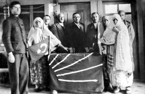 mustafarmagan's tweet photo. Türkiye Cumhuriyeti'nde ilk genel seçim 1946 yılında yapıldı ama ona da şaibe bulaştı, çünkü oylar zarfa konulmadan açıkta atılıyor ve gizli sayılıyordu

1946 yılından önceki seçimler göstermelikti
Çünkü bu sözde seçimlere tek parti katılabiliyordu https://t.co/7t9rxvTej2