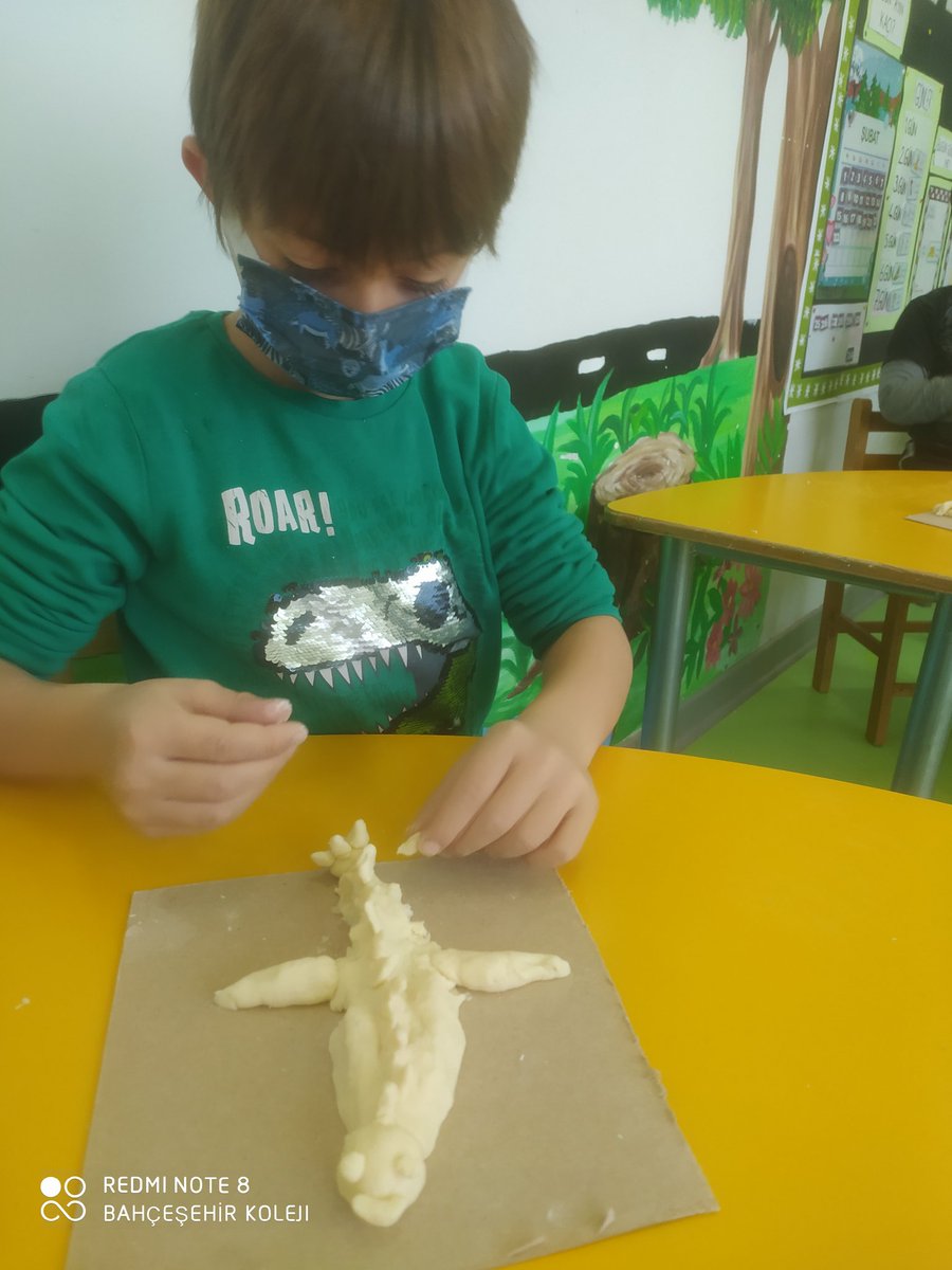 TlinYalcin1's tweet photo. Sırada ki mesleğimiz Paleontolog. Sevimli Paleontologlar  fosil izlerinin pe��inde.Araştırma yapıyoruz. 🐚🍂🦖🦕  @tugbaozdinc @TugbaAbanoz @Olcayozbey @sirinturkcelik @hayripadak @kusadasi_BK #heranimdabahcesehir https://t.co/kWs2Os7Zqp
