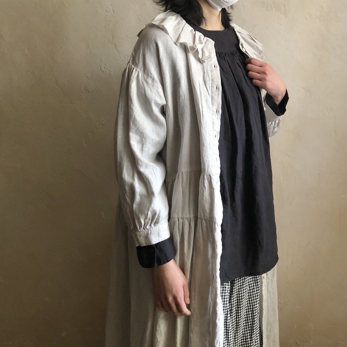 bisque_by_nR_SJ's tweet photo. 先ほどのブラウスと同素材のワンピース。

衿はタックをたたんだラッフルカラー。
袖とウエストにギャザーを入れたふんわりシルエット。

前後2way仕様で羽織りとしても仕様できます。

▶︎ワンピース  33,000yen+tax

#nestrobe #ネストローブ  #新宿 https://t.co/kOrtmC8oYZ