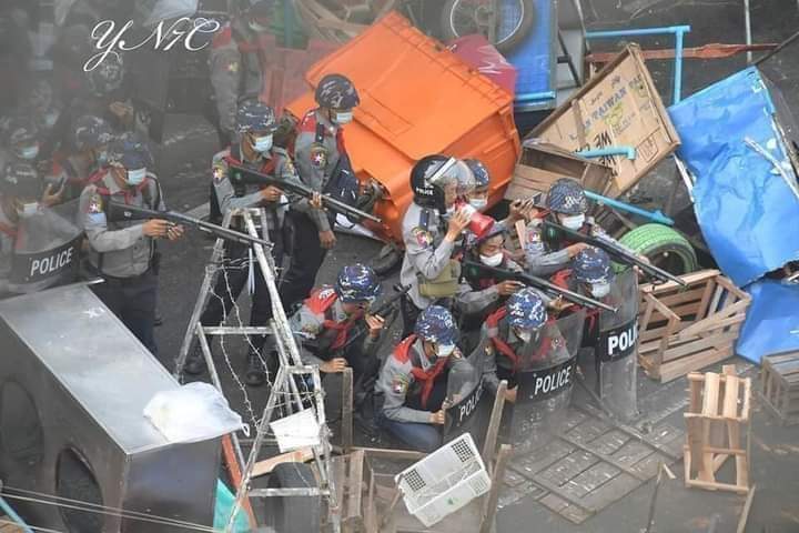 Gloria40208730's tweet photo. February 28th 21, we're protesting peacefully as #MilkteaAlliance. Tatmada attempts to disperse protestors/use with #RealBullets. They r shooting us to dead like they are in a battlefield. A lot of bloodshed were spilled and they tried to hide evidences of some dead bodies. https://t.co/xh1wMwRUS2