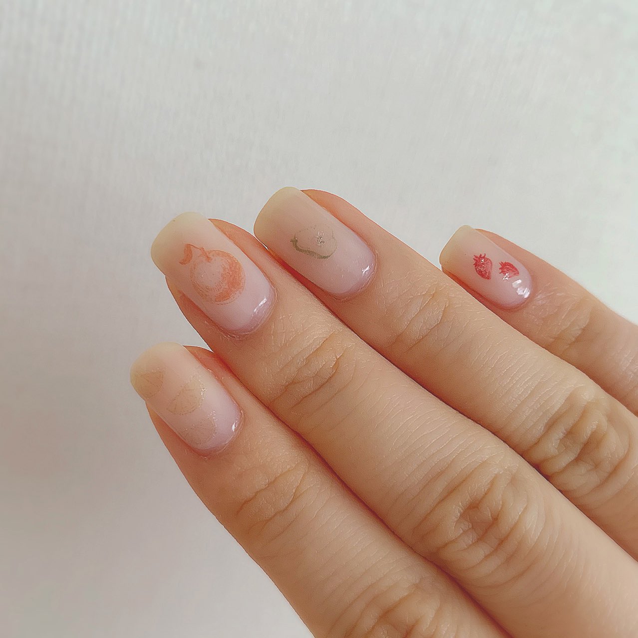 きう しずくネイルシール 新作調達したくせに 数年前のクラシックフルーツ 左手はフルーツの色に合わせたスキニーフレンチ ベースの白はキャンメイクのミルクシロップです セルフネイル きう しずくネイルシール 新作調達したくせに 数年前のクラシックフルーツ 左手はフルーツの色に合わせたスキニーフレンチ ベースの白はキャンメイクのミルクシロップです セルフネイル