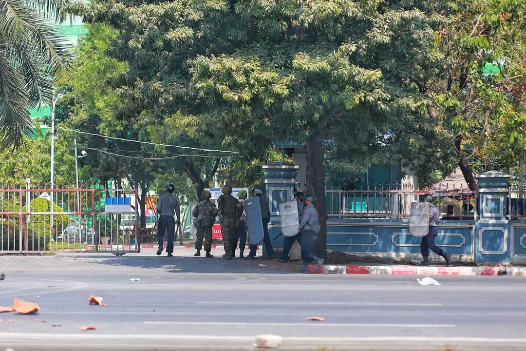 Origami_CRAN3's tweet photo. They are trying to shoot inside the City Hospital compound in Mandalay
SPRING REVOLUTION
#MilkTeaAllianceMyanmar
#OpCCP
#Feb28Coup
#WhatsHappeningInMyanmar
#MyanmarPoliceBrutality https://t.co/dblCYCJ2Wx