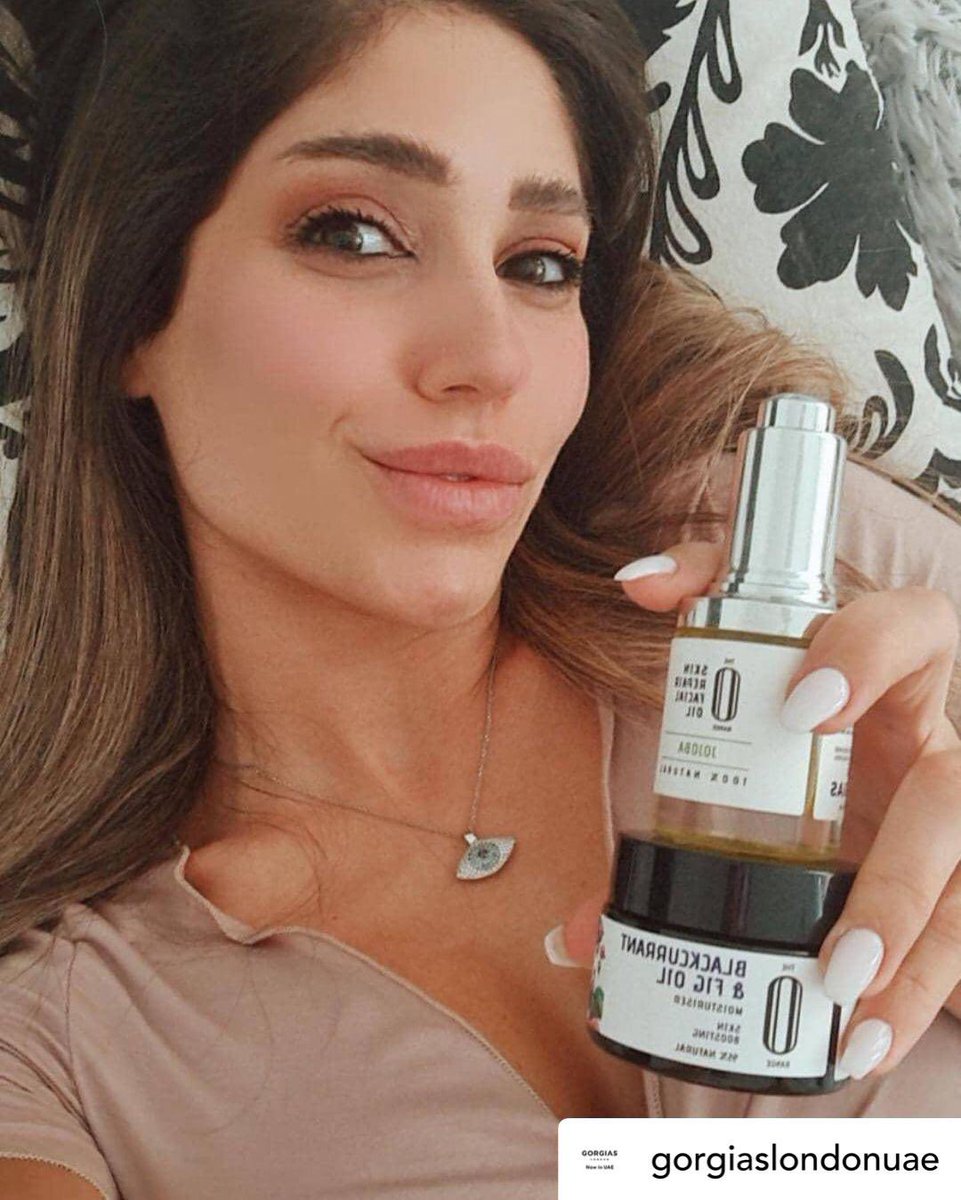 The gorgeous @alexandrahariri looking stunning with a combination of our Jojoba Oil Facial Oil with our Blackcurrant &amp; Fig Oil Moisturiser. 

Did you know our multi-purpose Jojoba Oil can also be used as a Facial Cleanser. 😍😍 #beauty