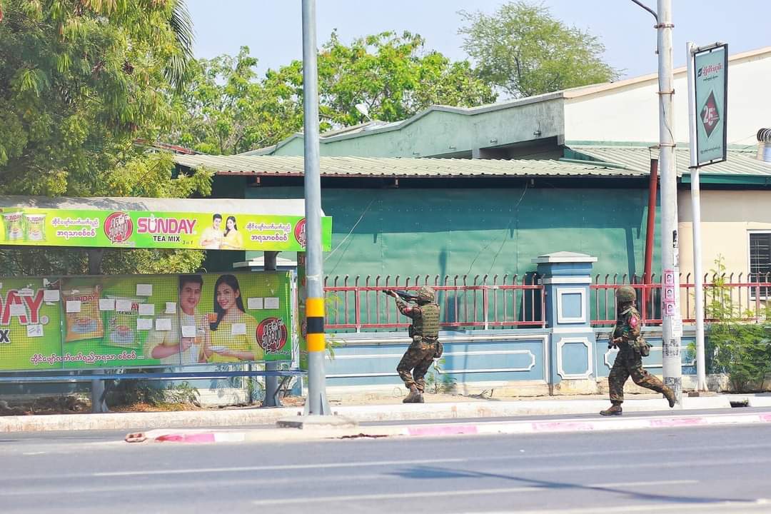 kannetXXIII's tweet photo. TW//VIOLENCE . Mandalay, Myanmar Myotaw Hospital. A soldier shooting inside hospital compound into the crowd of unarmed civilians. @RapporteurUn @USEmbassyBurma @freya_cole @TostevinM @UN @UNHumanRights @UN_HRC @POTUS @hannayuri_twt   #Mandalay #WhatsHappeningInMyanmar #Feb28Coup https://t.co/0VVYUQ3udz