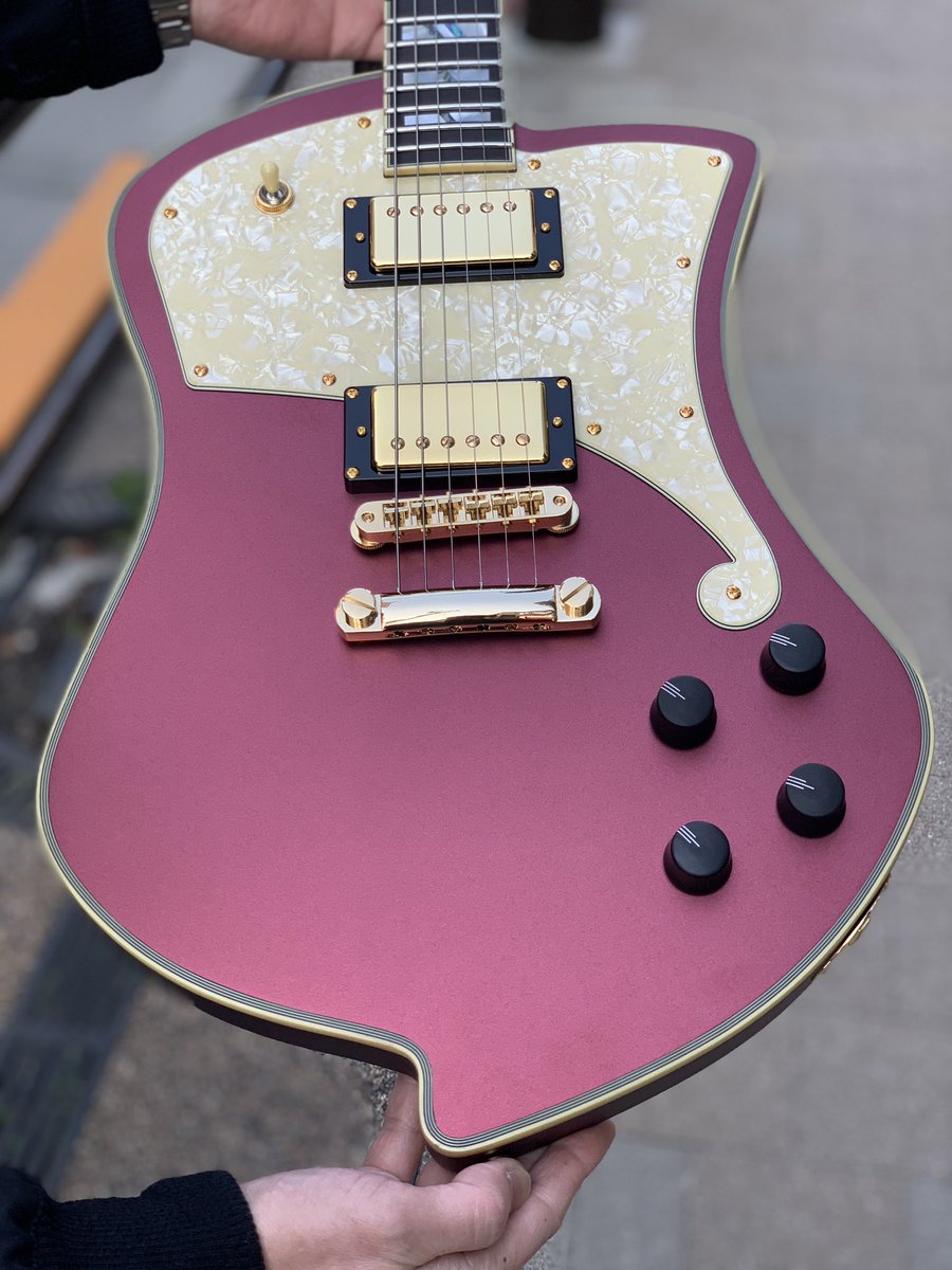 gakkicenter's tweet photo. ディアンジェリコ「Deluxe Ludlow 」の限定モデルMatte Wineカラーです🍷
#dangelicony #dangelicoguitars #dangelico #ebonywood #setthru #seymourduncan #sethlover #headdesign #newyork #deluxludlow #neosoul #ディアンジェリコ #ラドロー #ネオソウル https://t.co/C7QgZSRQG8