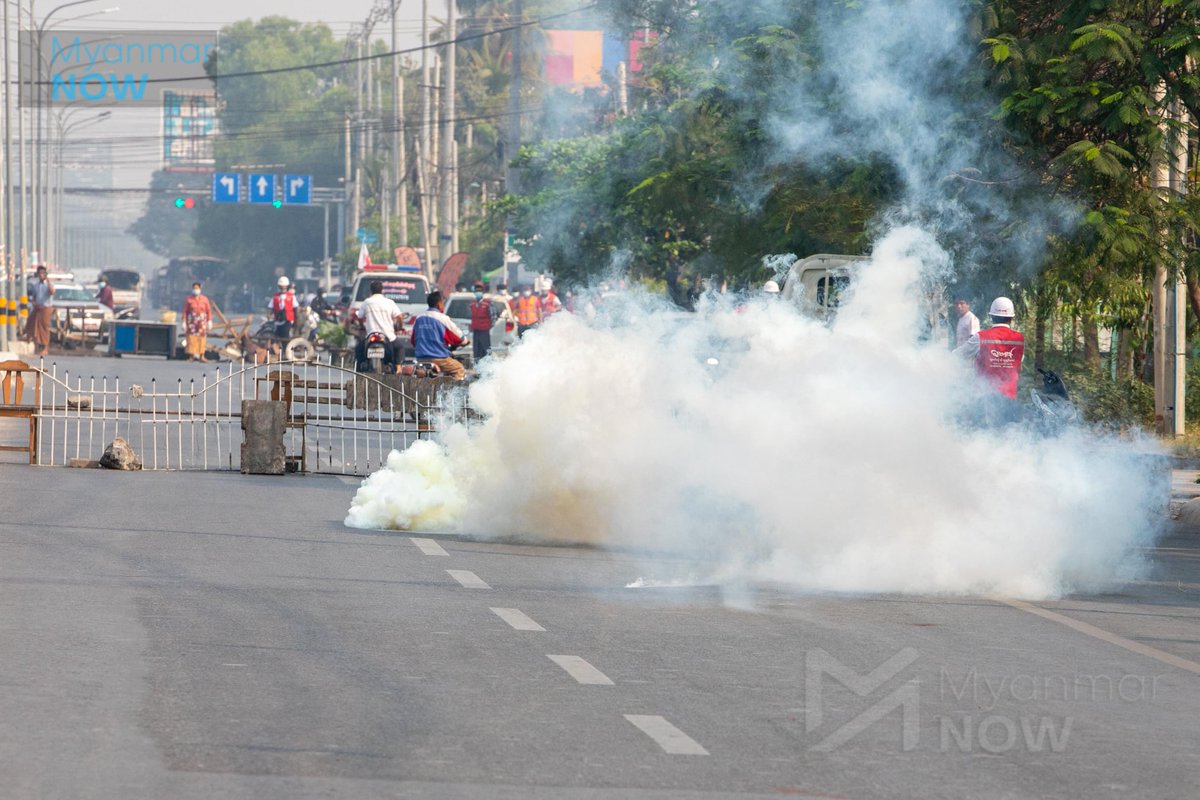 Myanmar_Now_Eng's tweet image. Pictures:  In Mandalay, at least 6 people sustained injuries from gunshots. Here are the protest scenes in Mandalay, the second biggest city of Myanmar. 
#WhatsHappeningInMyanmar #2021uprising #myanmarcrackdown
