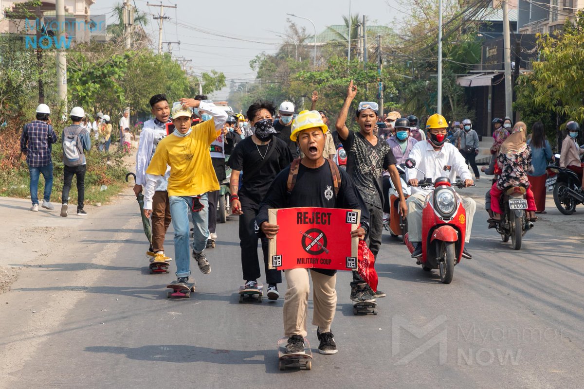 Myanmar_Now_Eng's tweet image. Pictures:  In Mandalay, at least 6 people sustained injuries from gunshots. Here are the protest scenes in Mandalay, the second biggest city of Myanmar. 
#WhatsHappeningInMyanmar #2021uprising #myanmarcrackdown