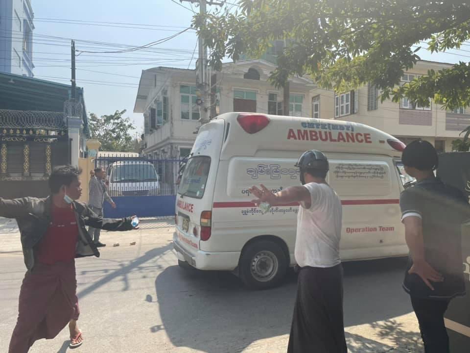 Johanna36688483's tweet photo. TW// Blood
A civilian was shot in the head near 65 street and 41 street,Mandalay City.
The pieces of brain tissue in the helmet can been seen as in the photos.

#Feb28Coup
#Milkteaalliance
#WhatsHappeningInMyanmar https://t.co/9ybddvYSc2