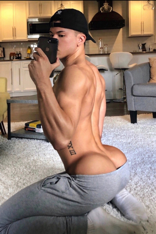 mancmanninman's tweet photo. Bubble bum #buttsunday https://t.co/NPon3oSjYN
