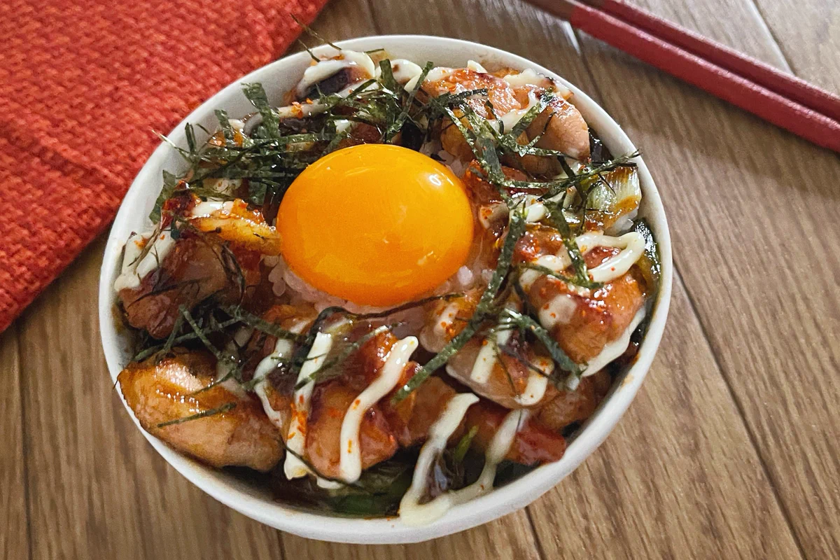 ネギ好きさんにおすすめの一品！簡単に作れて美味しそうな「ネギま丼」のレシピ！