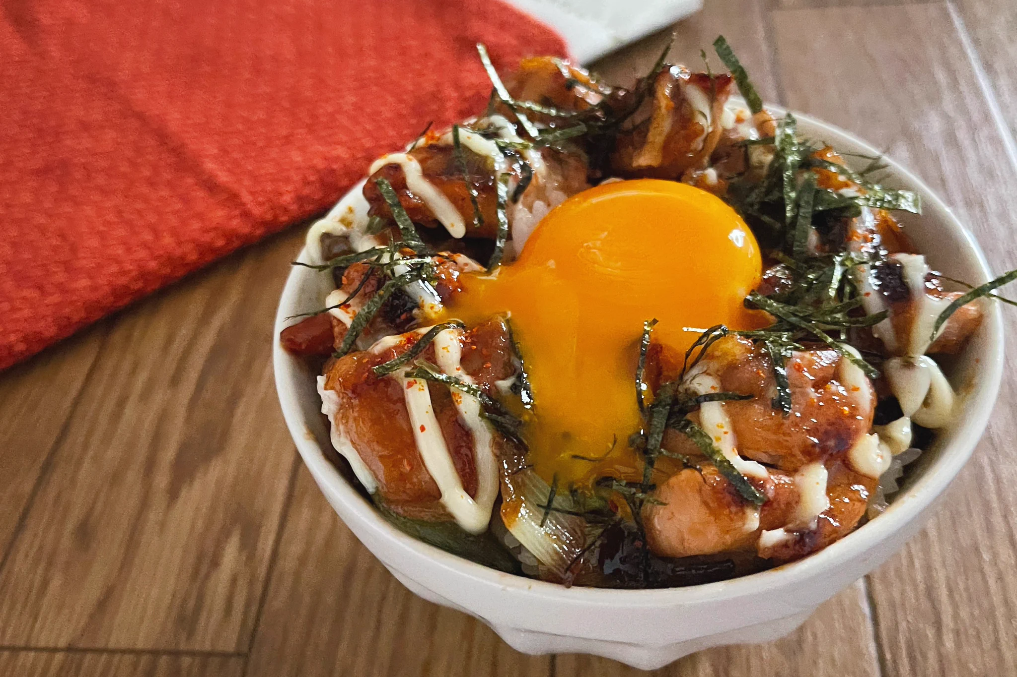 ネギ好きさんにおすすめの一品！簡単に作れて美味しそうな「ネギま丼」のレシピ！