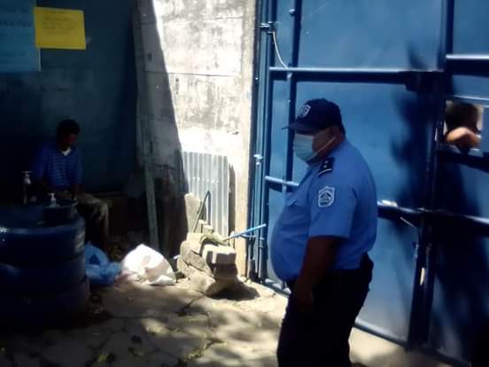 wilihnarvaezG's tweet photo. Esta madrugada este sujeto vino a tirar piedras a la casa de mi mamá. Es la segunda vez que lo hace esta semana, además de agredirla verbalmente porque "trabajo en Canal 10", donde renuncié recientemente.

Se reportó a la Policía y no vienen. https://t.co/EMr8FYiHOR