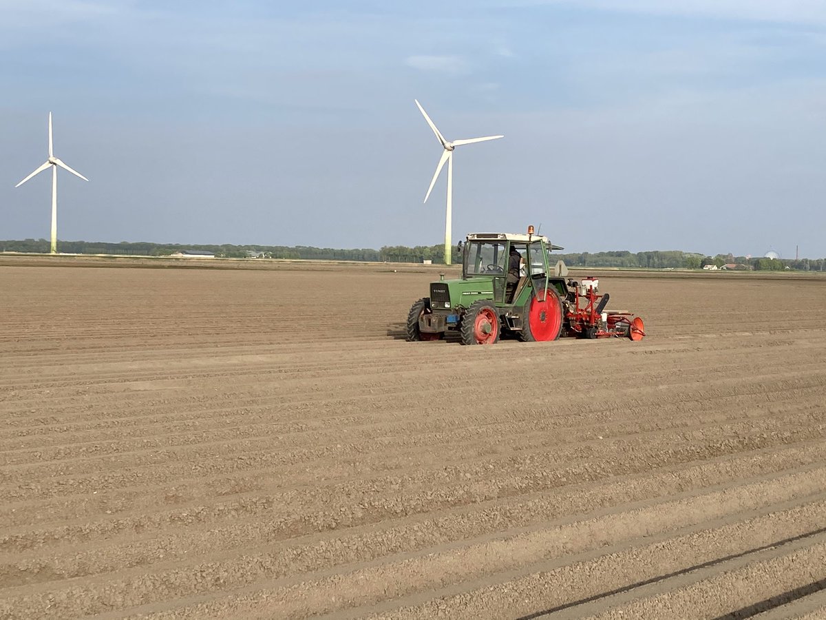 BlitAgro's tweet photo. @johanbarendregt @nilsvtilbeurgh Agree, heb een mooie Fendt 414 van 2013 en oude Fendt 308. Deze passen mij perfect voor t lichtere werk. https://t.co/u2CK2MsNAO