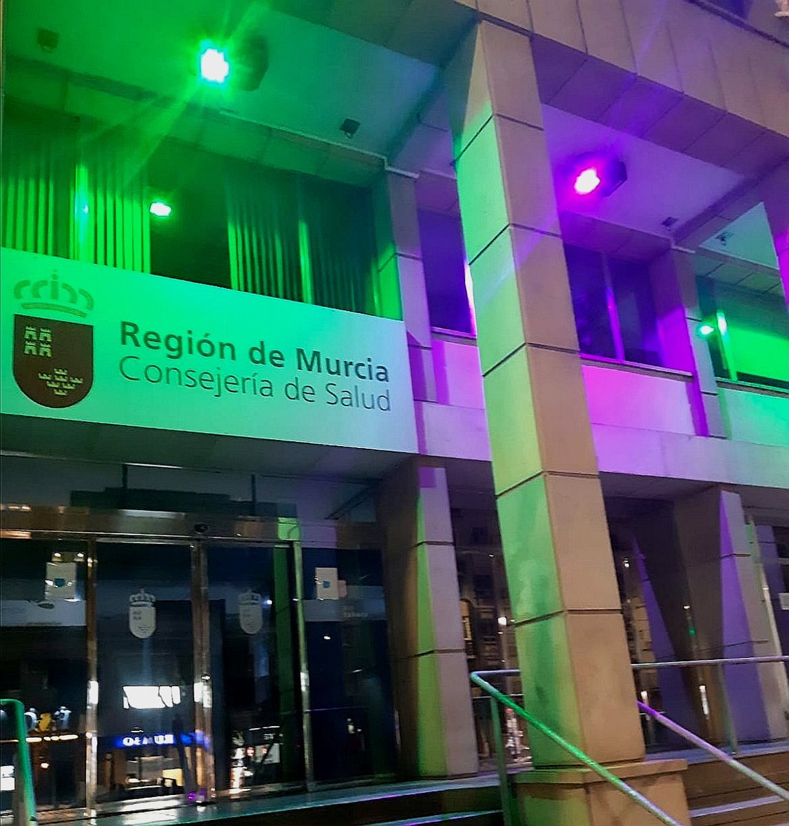 Murciasalud's tweet photo. #BuenosDías

📢Hoy se conmemora el #DíaMundialEnfermedadesRaras

La Consejería de Salud se ilumina de verde y morado para dar visibilidad a las más de 100.000 personas afectadas por una #EnfermedadRara en la #RegióndeMurcia y sus familias.

#MurciaSalud #ER #SíntomasdeespERanza https://t.co/Y5pAmwSsFw