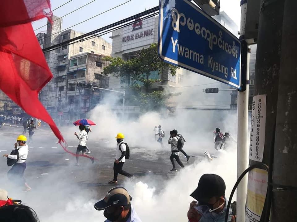 mrattkthu's tweet photo. This noon in Ywarma Kyaung Road near Hledan intersection, Kamyut Township. Pic - 7Day News. https://t.co/fEZJmikddV